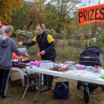 20221030HRPetParade033ParadeSelectingDoorPrize